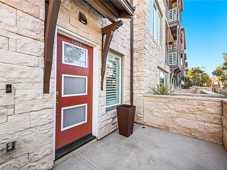 1309 Doheny Way — Photo 4