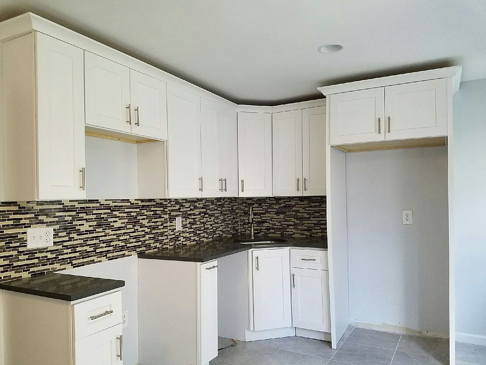 2nd image of 525 Valley View St