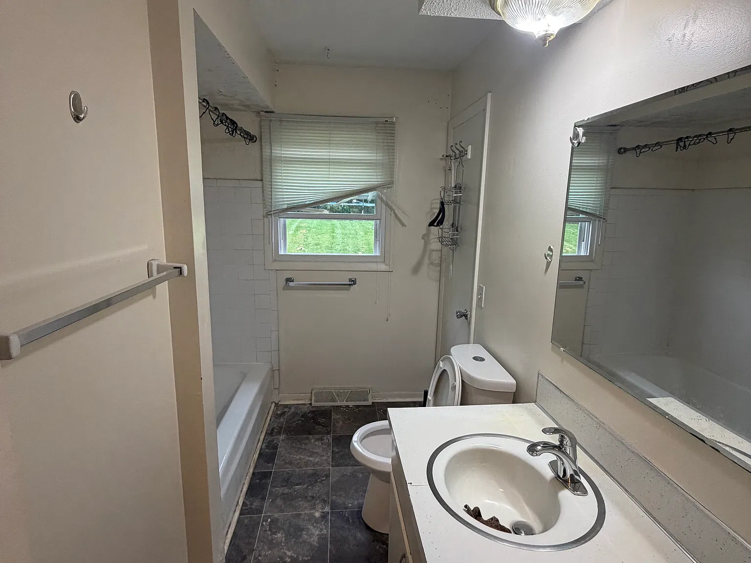 3 bed, 850 sqft, $2,000 — Photo 4