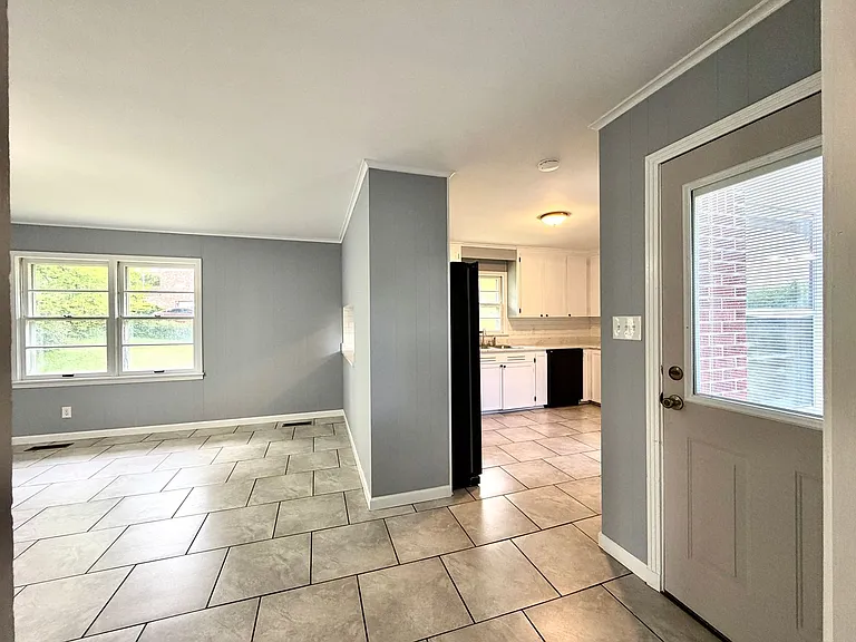 920 Eisenhower Dr — Photo 6