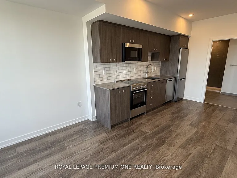 15 Wellington St S #2414 — Photo 7