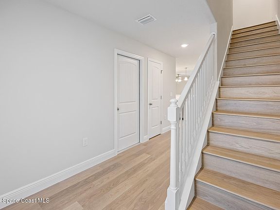 4th image of 218 Hidden Woods Pl