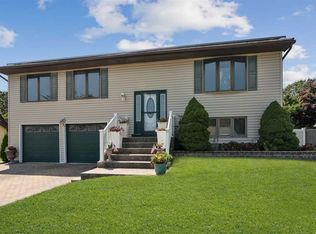 844 Greenbelt Pkwy W, Holbrook, NY 11741