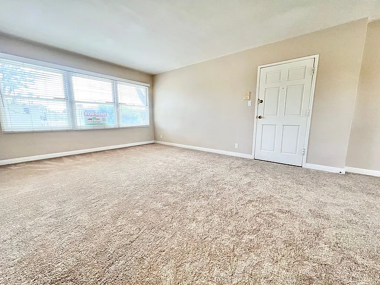 Sun-Filled 1 Bedroom in Park Estates | Garage Parking Available & On-Site Laundry — Photo 4