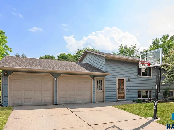 1416 King Arthur Ct, Brookings, SD 57006