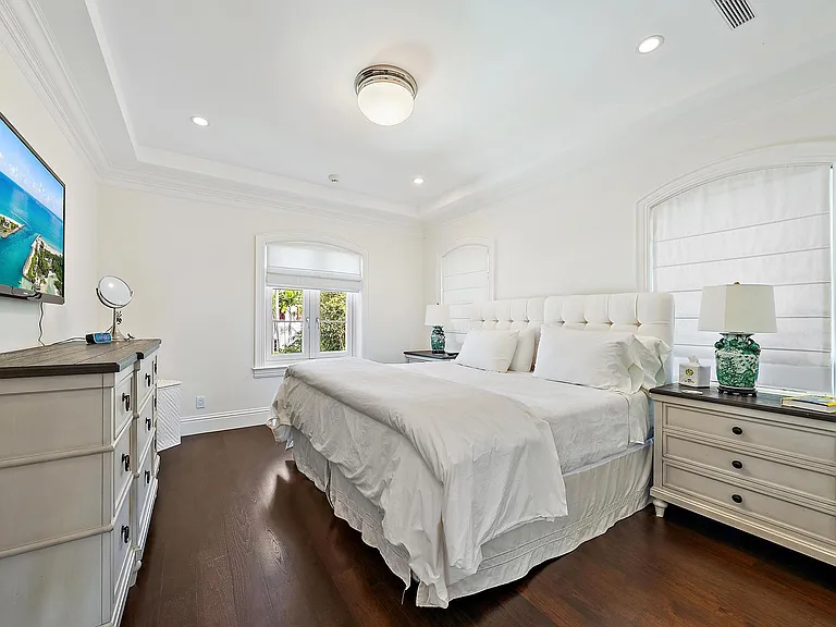 210 Emerald Ln — Photo 17