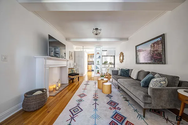 Sold by R New York | media 2