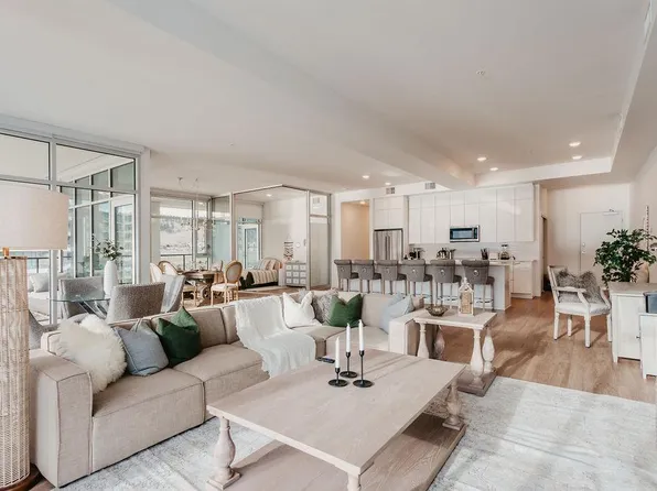 1232 Ellis St #1402, Kelowna, BC V1Y 0J6
