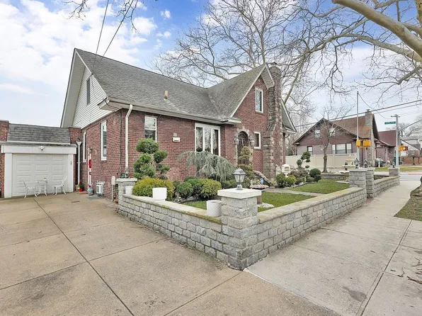 6555 78th St, Middle Village, NY 11379
