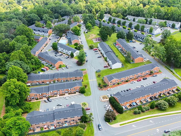 Blue Ridge Crossing Apartments & Townhomes — Photo 1
