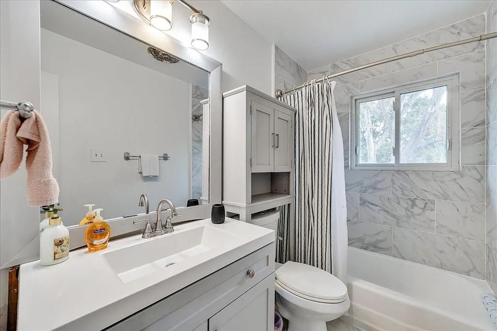 4 bed, 2.0 bath, 1581 sqft, $3,700 — Photo 4