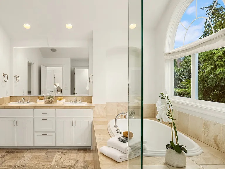 Master bath with bathtub