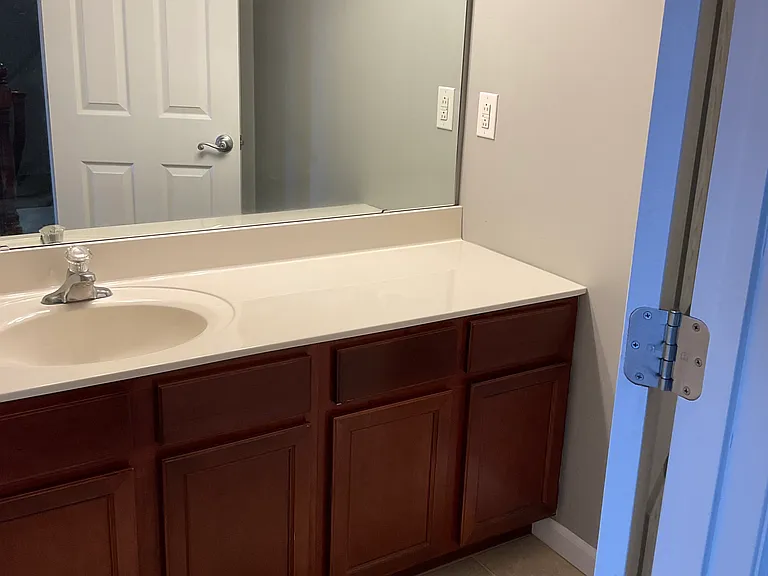 Upstair second full bathroom