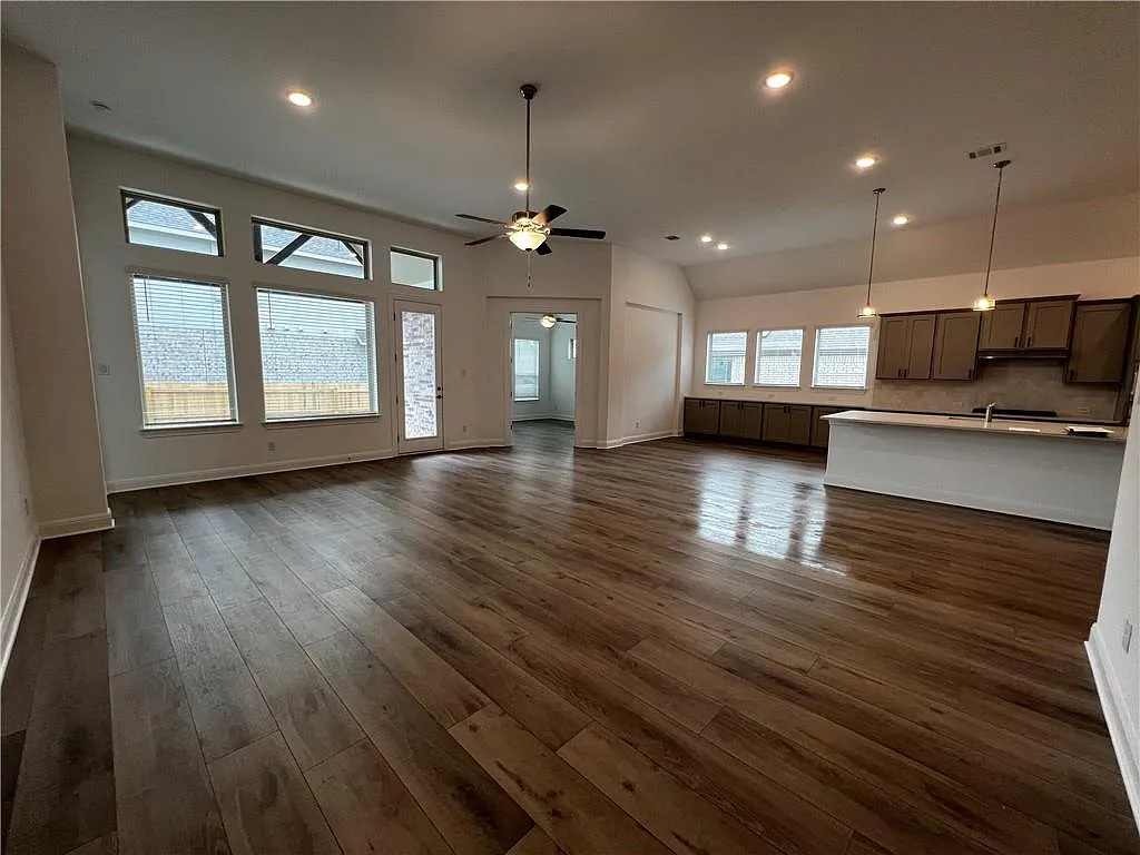 Building Photo - 824 Sunny Ridge Dr