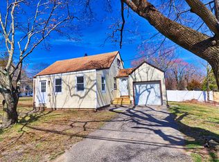 15 E Pasadena Pl, Bridgeport, CT 06610