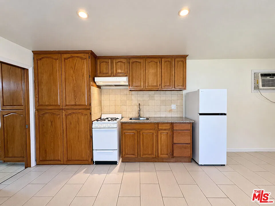 Studio, 1.0 bath, 350 sqft, $1,500 — Photo 3