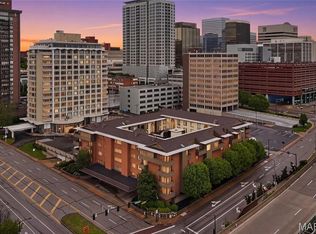 250 S Brentwood Blvd APT 1B, Saint Louis, MO 63105