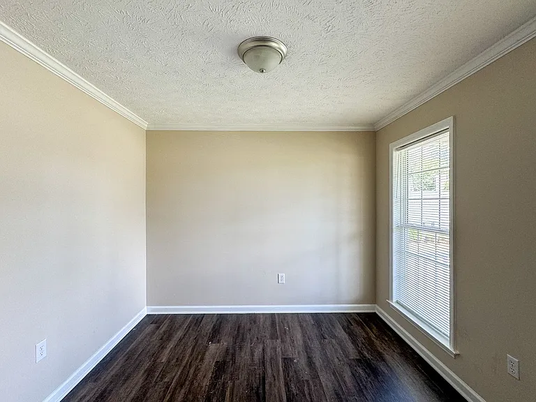 800 Connaly Dr — Photo 3