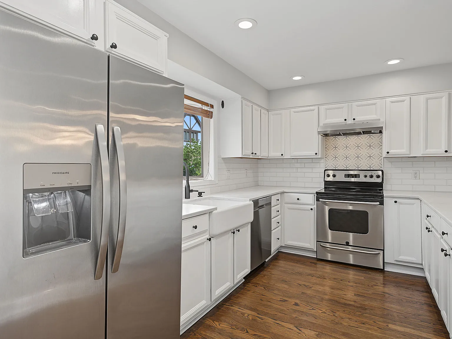 3 bed, 3.5 bath, 2051 sqft, $4,300 — Photo 3
