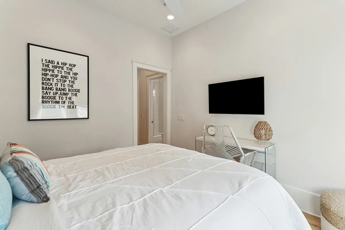 3 bed, 3.5 bath, 2110 sqft, $8,500 — Photo 4