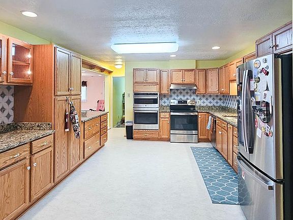 4th image of 21912 Martin Cir