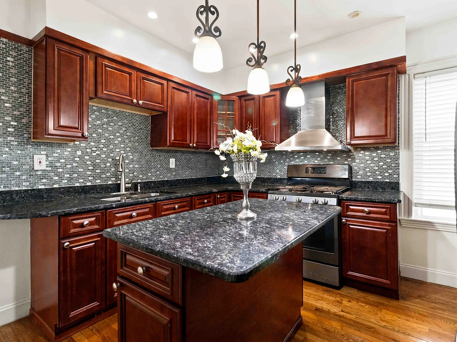 3 bed, 1195 sqft, $3,200 — Photo 3