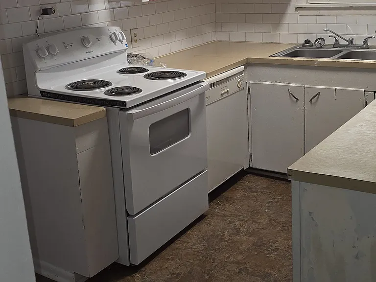 713 Hillview St — Photo 2