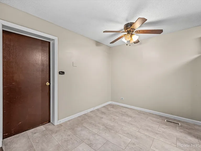 1435 Millbrook Ct — Photo 8