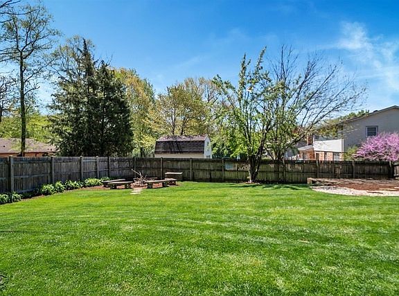 5th image of 1408 Guildford Dr