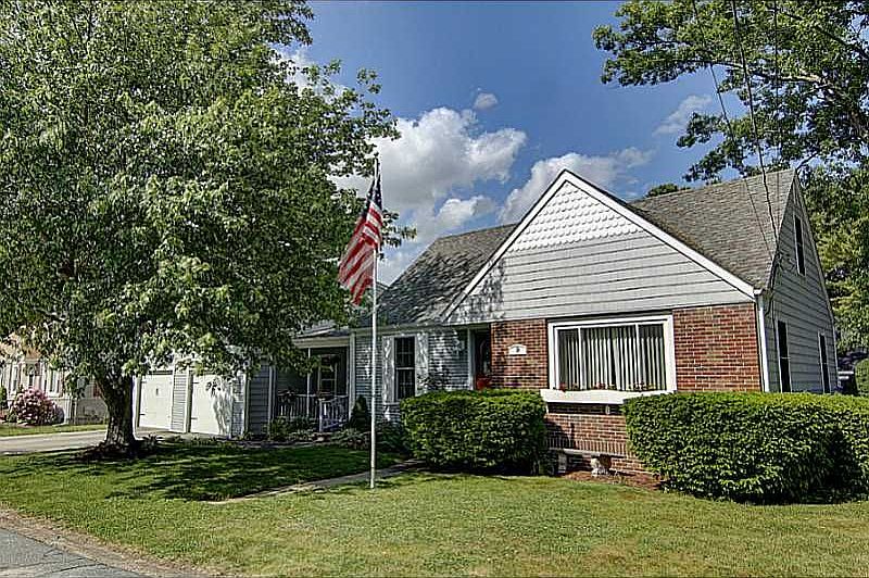 1st image of 9 Eisenhower Dr