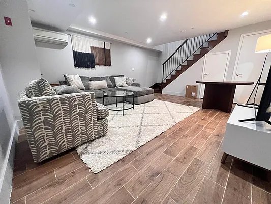 Rented by ERNY LLC | media 12