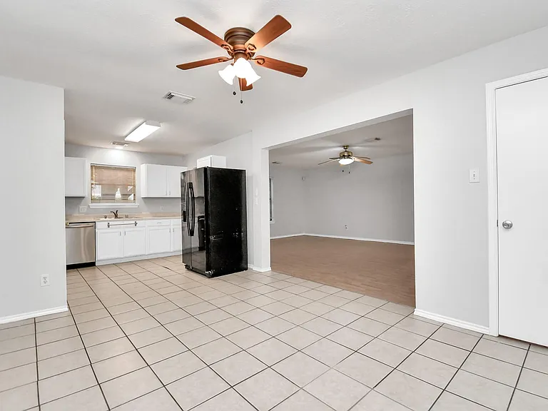3919 Rolling Springs Ln — Photo 18