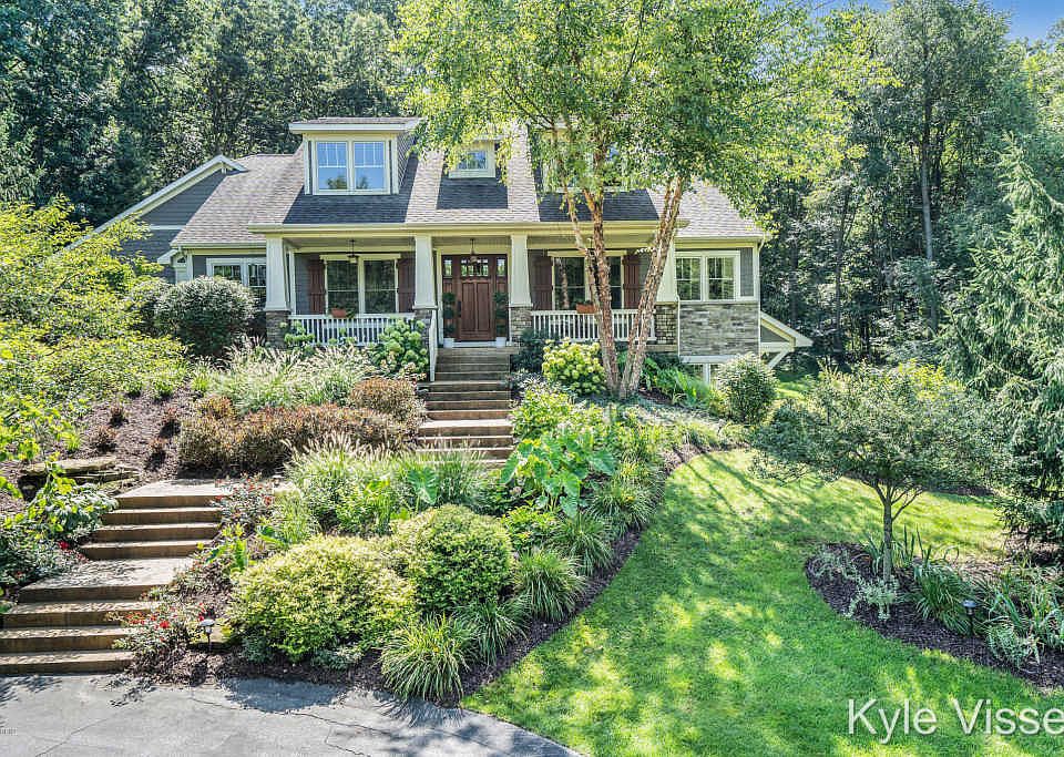 1st image of 2461 Lansdowne Dr NE