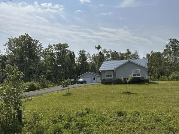 1147 Peakes Rd, Saint George's Parish, PE C0A 1T0
