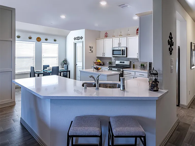 917 Rosewood St — Photo 6