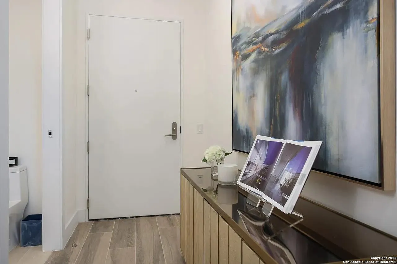 1 bed, 1.5 bath, 904 sqft, $3,800 — Photo 4