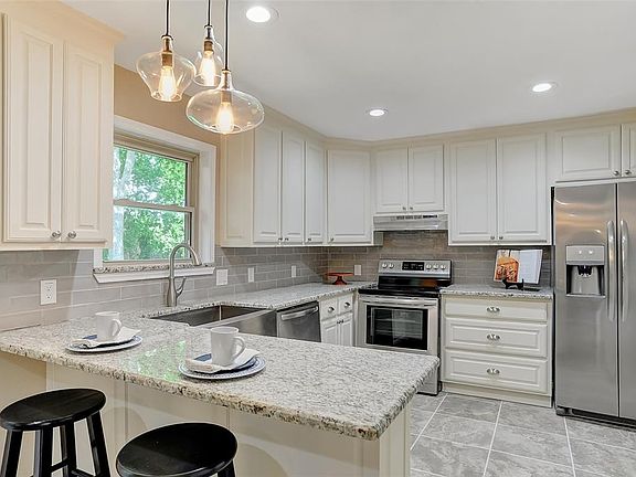 5th image of 914 N Grant Dr