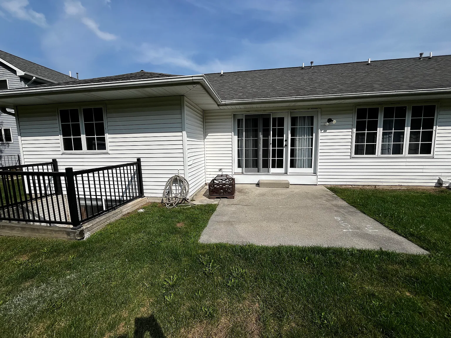 4 bed, 2200 sqft, $2,000 — Photo 2