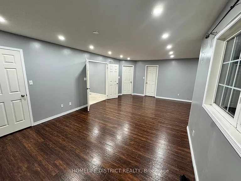 1100 Ashgrove Cres — Photo 18