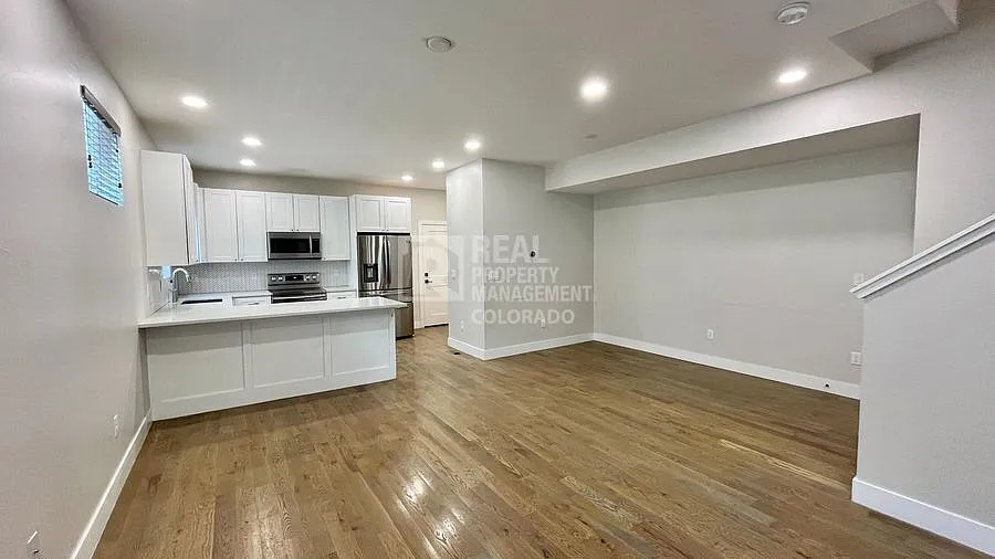 Modern 3-Bedroom Townhouse with Private Rooftop Deck in West Colfax! — Photo 4