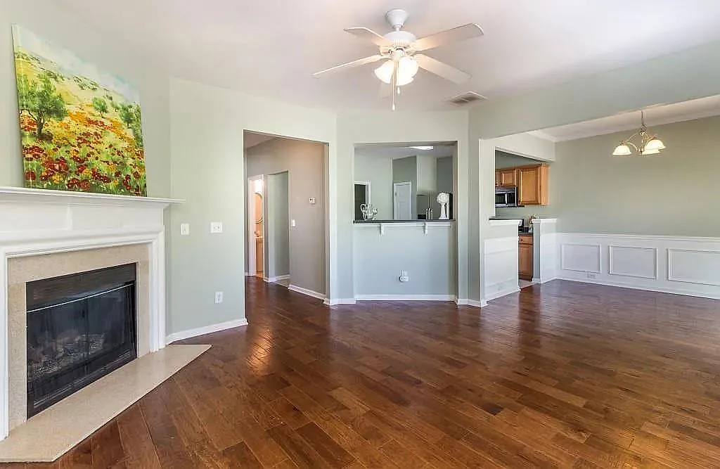 4 bed, 2.5 bath, 1806 sqft, $2,350 — Photo 2