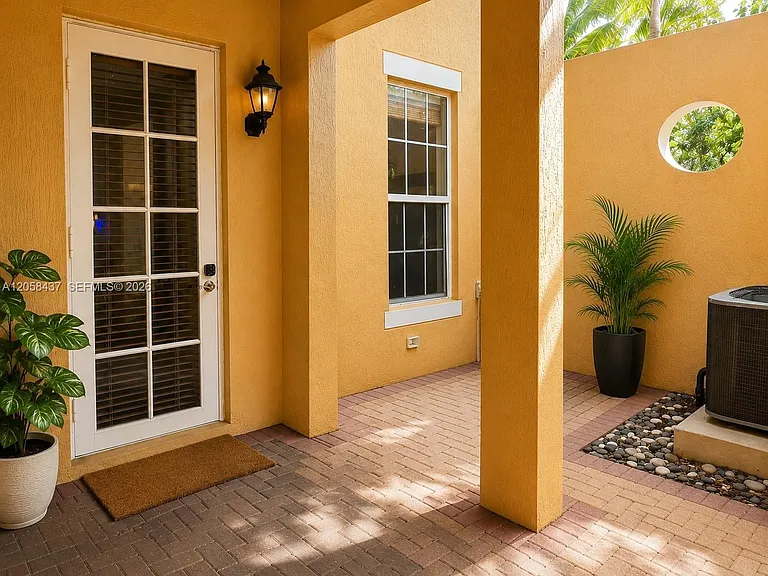 1101 SW 147th Ter #1101 — Photo 3