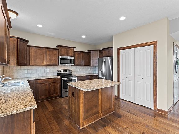 5th image of 2370 SE Willowbrook Dr