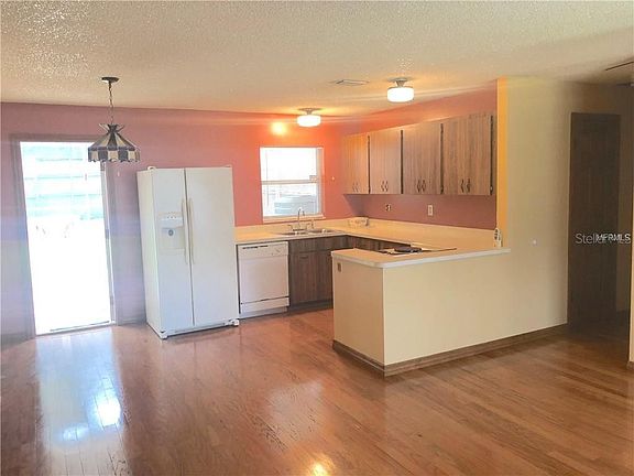 3rd image of 25904 Aberdovey Ave