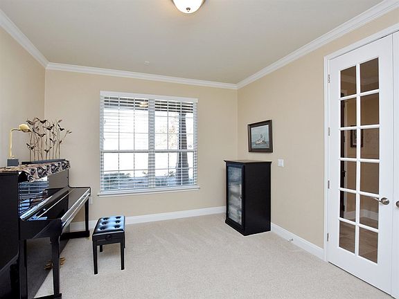 5th image of 601 Holiday Creek Ln