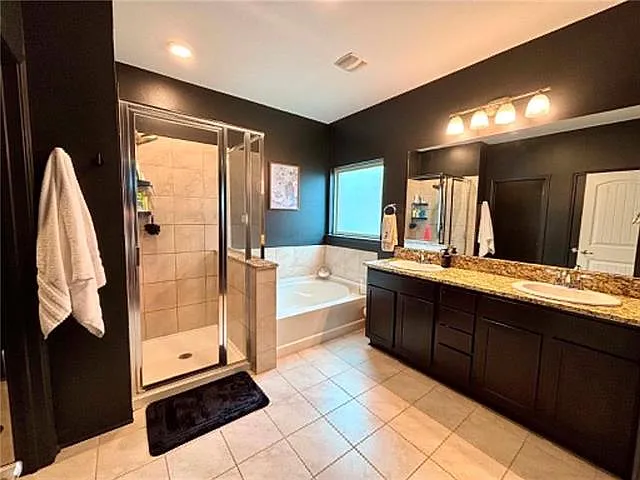 408 Lakeshore Vlg E — Photo 11