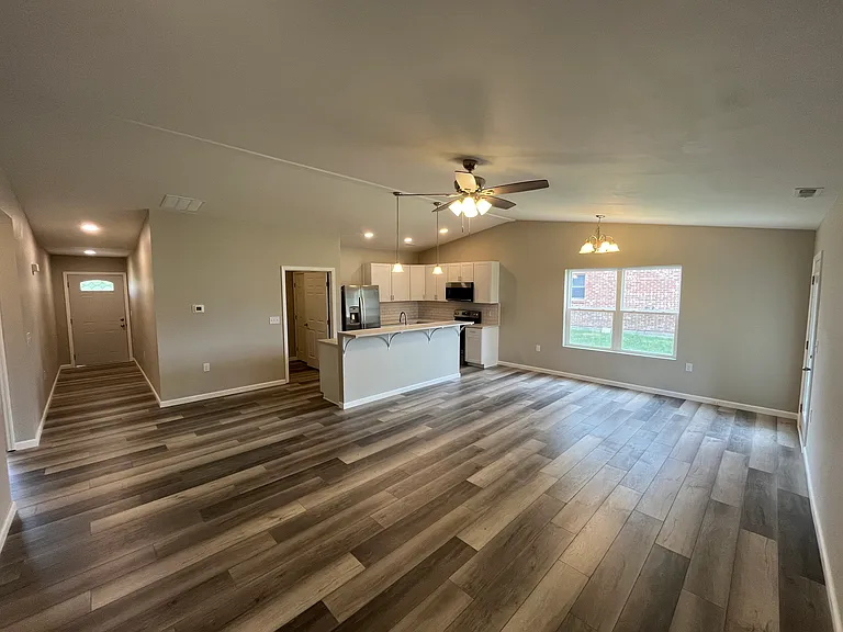 118 Burgundy Dr — Photo 3