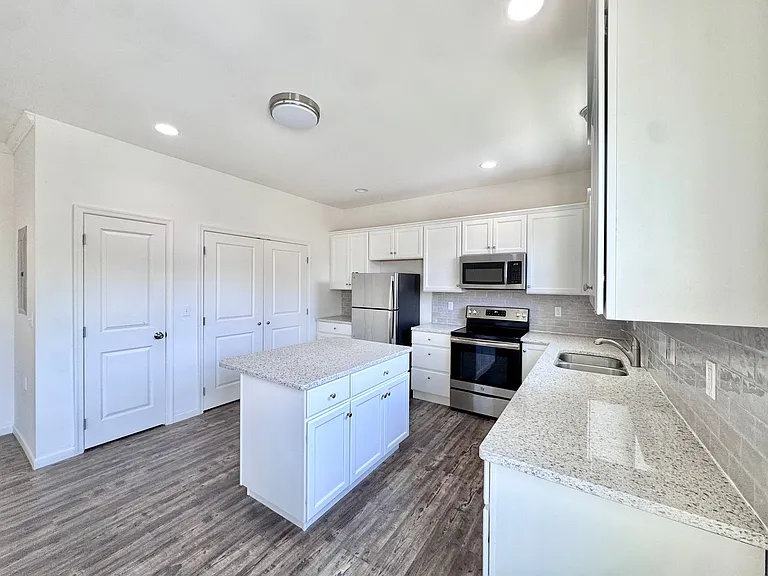 315 E Stone Aly — Photo 5
