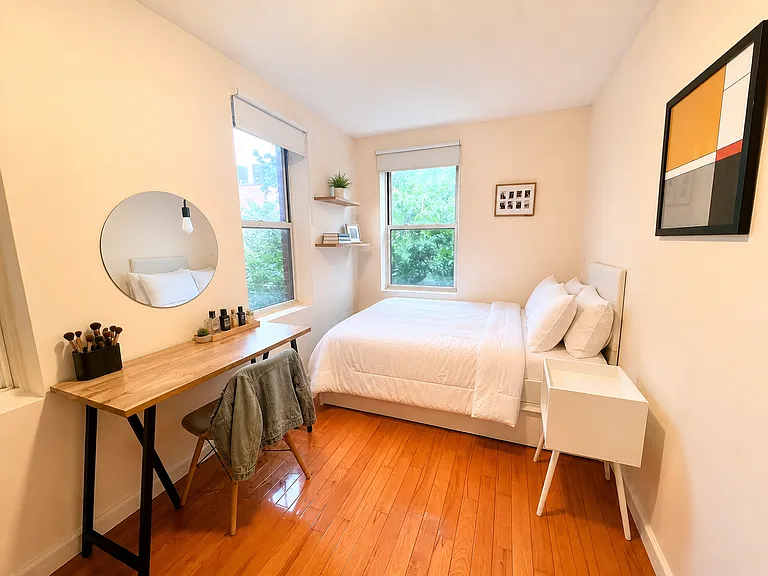 322 E 4th St #4R — Photo 3