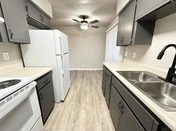 Creekside Apartments, 4751 E Gettysburg Ave, Fresno, CA 93726